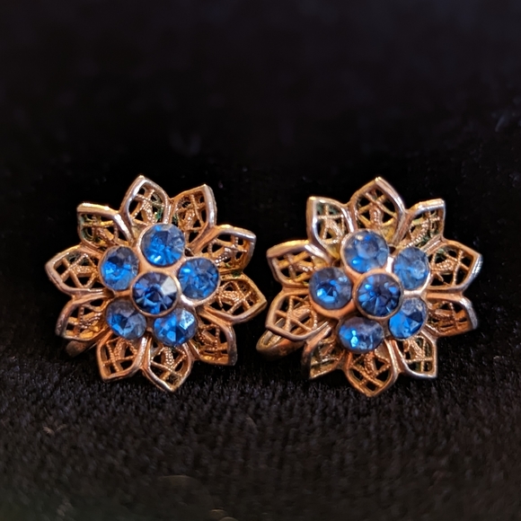 Vintage Jewelry - Vintage Gold Tone/Blue Stone Screw-On Earrings